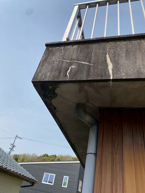 ひび割れが多数見受けられる軒先